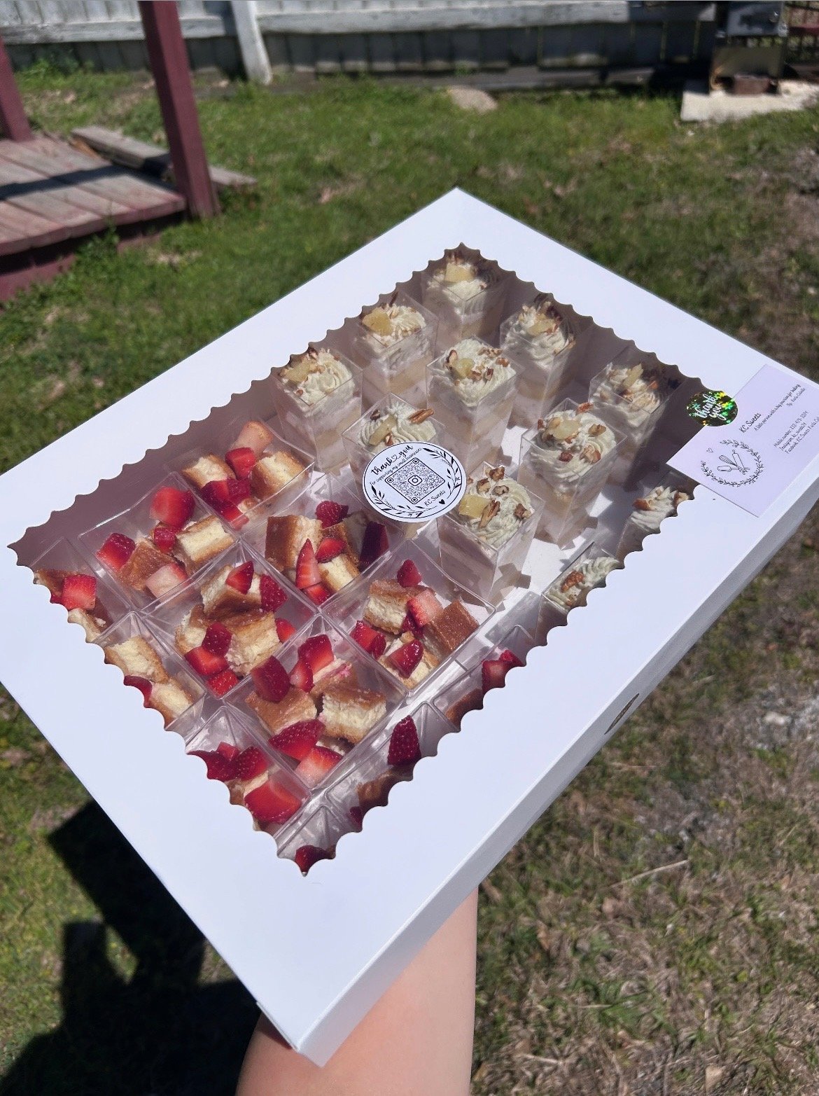 Mesa con variedad de postres