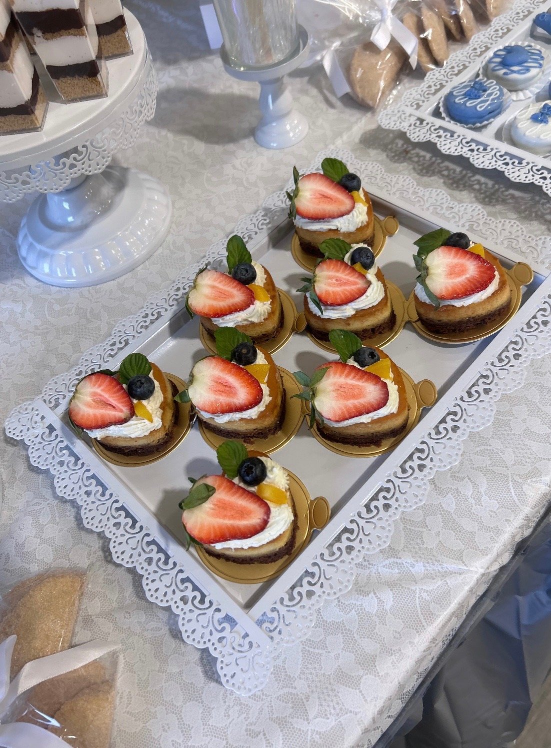 Postres de fresa en vasitos