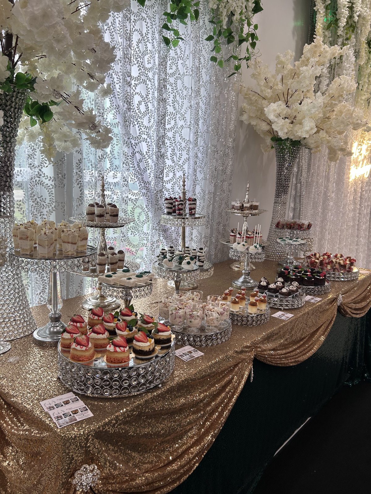 Mesa de postres con mantel dorado